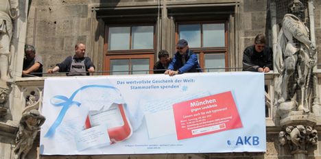 AKB prsentiert ihr neues Key Visual am Mnchner Rathaus (Foto: SWZ)