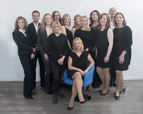 Inhaberin Ursula Brickenkamp (Mitte) mit dem Team der PR-Agentur (Foto: Brickenkamp) 