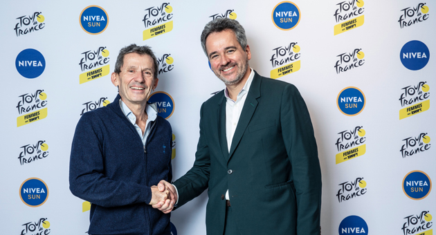 Beiersdorf setzt für Nivea Sun auf die Tour de France - Die Vereinbarung zur Zusammenarbeit unterzeichneten Yann Le Moënner (l.), CEO der Amaury Sport Organisation als Veranstalterin der Tour de France, sowie Vincent Warnery (r.), CEO von Beiersdorf – Foto: Beiersdorf