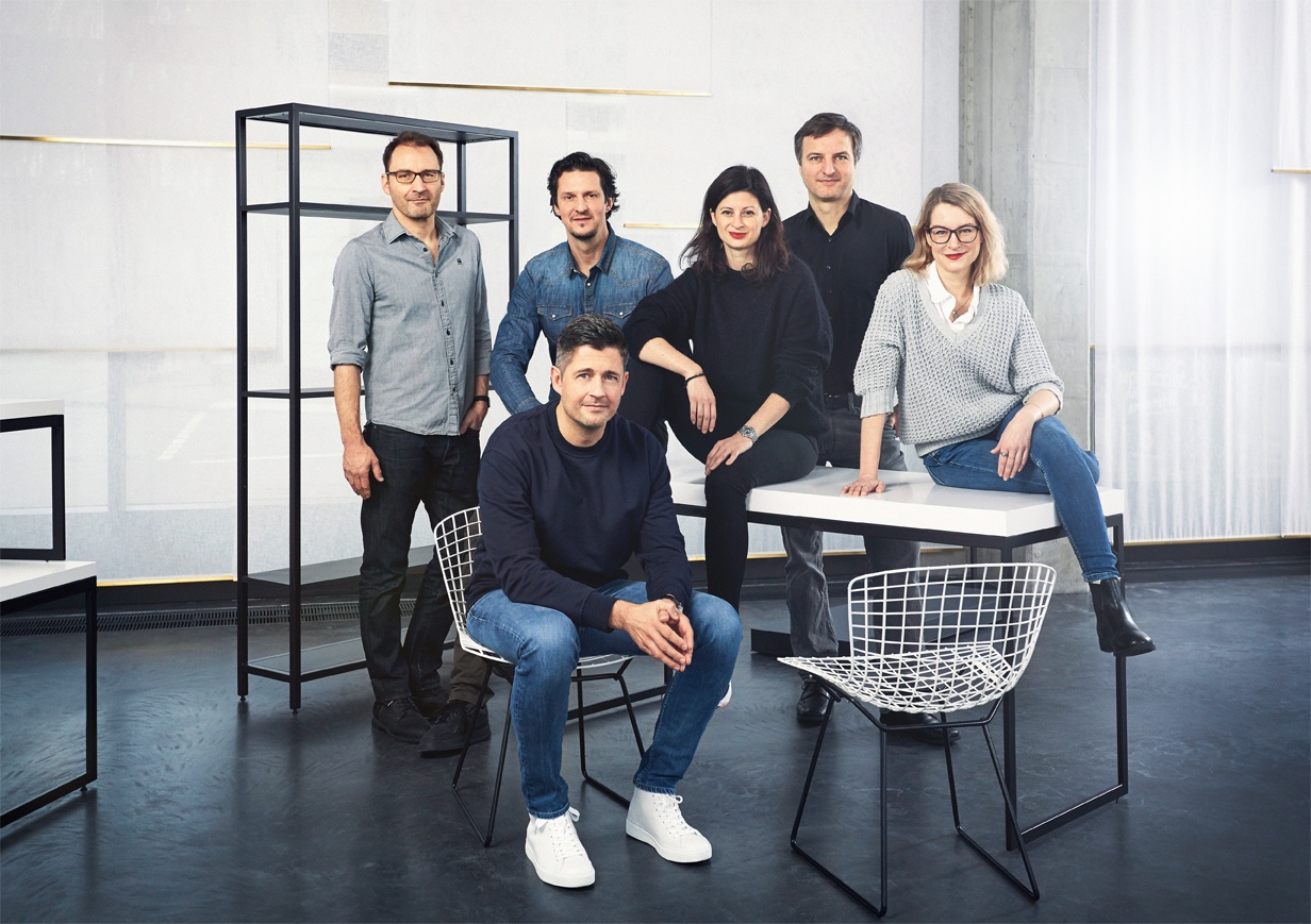 Grey: Neuer Standort in Hamburg betreut Barmer und P&G - v. l.: Willy Kaussen, Jan-Philipp Jahn (vorne sitzend), Christoph Stricker, Francisca Maass, Paul von Mühendahl und Laura Combüchen bauen den neuen Grey-Standort in Hamburg (Foto: Grey)