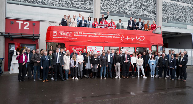 Vor dem Stadion des 1. FSV Mainz 05 macht die Initiative Guardians For Health mit einem Londoner Bus auf ihre neue Kampagne aufmerksam  Foto: Guardians For Health