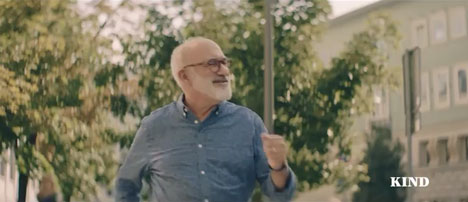 Der Best Ager schwoft im neuen Werbespot durch die Straen zu dem Titel 'Fr immer Kind' (Foto: Kind/ Screenshot)