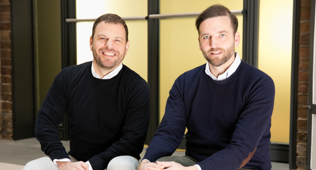 Zu dem Joint Venture uern sich Daniel Leyser, Global CEO von MetaDesign, und Fabian Kienbaum, Co-Chief Empowerment Officer der Kienbaum Consultants International - Foto: Alex Otto