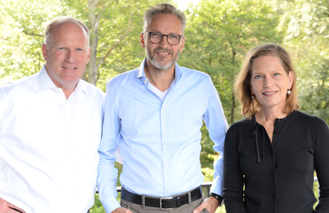 Guido Krfer (Mitte), neuer CEO der WEFRA LIFE SOLUTIONS, mit den geschftsfhrenden Gesellschaftern Matthias Haack und Ariane Haack-Kurz (v.l.) (Foto: WEFRA LIFE SOLUTIONS)