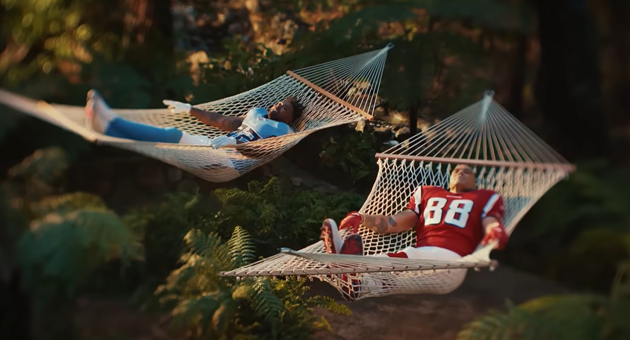 Wie die Pharma-Branche den Super Bowl für sich nutzte - Der Pharmakonzern Novartis inszenierte für seinen Super-Bowl-Spot 2026 Football-Stars in Wellness-Settings, um für einen Bluttest zu werben - Foto: Screenshot YouTube/Novartis