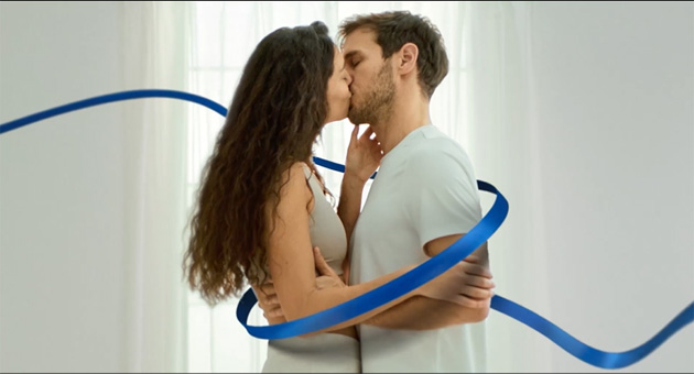 Die Kampagne legt in den Spots und Motiven einen Fokus auf das Vertrauen beim Sex in Partner:innen und das Produkt - Foto: ZgH