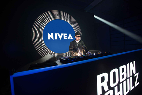 Der international erfolgreiche DJ und Producer Robin Schulz ist das neue Gesicht der Nivea-Kampagne (Foto: Beiersdorf) 