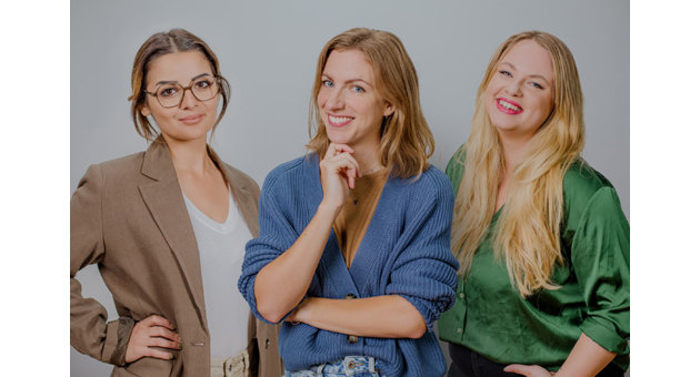 Die Hosts des neuen SWR-Instagram-Formats 'Fhlen wir', Nesibe zdemir, Isabel Huttarsch und Julia Henchen (v. li.) wollen junge Frauen beim Thema Mental-Health untersttzen  Foto: SWR/Johanna Wittig