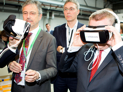 Die Schltersche prsentierte den Virtual Reality-Film auf dem Deutschen Pflegetag, zu den Gsten gehrte Gesundheitsminister Grhe. (Foto: Schltersche) 