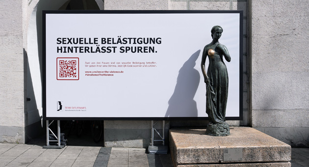 'Die bezaubernde Julia' in Mnchen und weitere weibliche Bronzestatuen sollen stellvertretend fr alle Frauen stehen, die von sexueller Belstigung betroffen sind  Foto: Scholz & Friends