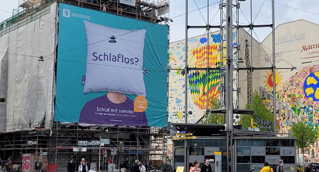 Herzstck der Somnio-Kampagne sind die ber 100qm groen Riesenposter im Leipziger Stadtgebiet  Foto: Mementor