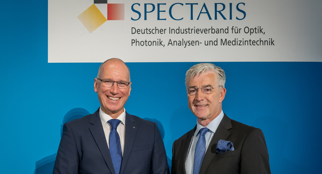 Ulrich Krauss (l.), CEO von Analytik Jena, ist neuer Vorsitzender des Industrieverbands Spectaris und Nachfolger von Josef May (r.), der die Funktion 15 Jahre lang innehatte - Foto: Spectaris / Sablotny