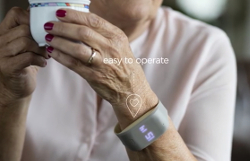 Das Notrufarmband kann passiv von Senioren und Patienten genutzt werden (Foto: Screenshot / Uest)