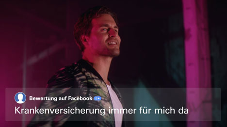 Achtung lässt Alexander Klaws Kundenfeedback für die SBK singen - Sänger Alexander Klaws intoniert im Clip der SBK musikalisches Kundenfeedback von Versicherten (Foto: Achtung)