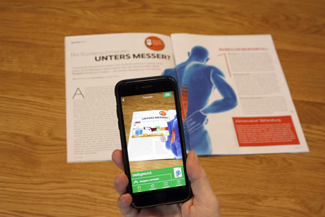 Man scannt die Seite der Zeitschrift mit dem Handy oder Tablet, und das zugehrige digitale Angebot startet (Foto: AOK)