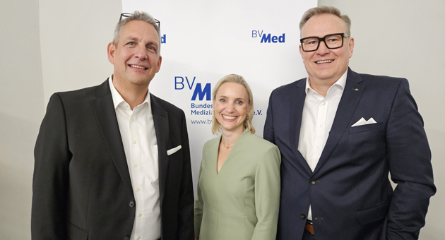 Der neue Vorsitzende des BVMed-Vorstands heit Mark Jala (l.), stellvertretende Vorsitzende sind Dorothee Stamm und Marc Michel - Foto: BVMed / Manfred Beeres