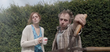 Auf ihren Social-Media-Kanlen macht Orthomol mit erklteten Zombies im Vorgarten von sich reden (Foto: YouTube/Orthomol)