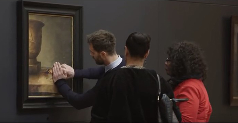 Ein Mitarbeiter des Rijksmuseum entfernt vor den Augen der Museumsbesucher das verbliebene Obst, um es kurz darauf in einen Smoothie zu verwandeln (Foto: Screenshot YouTube/ Philips)